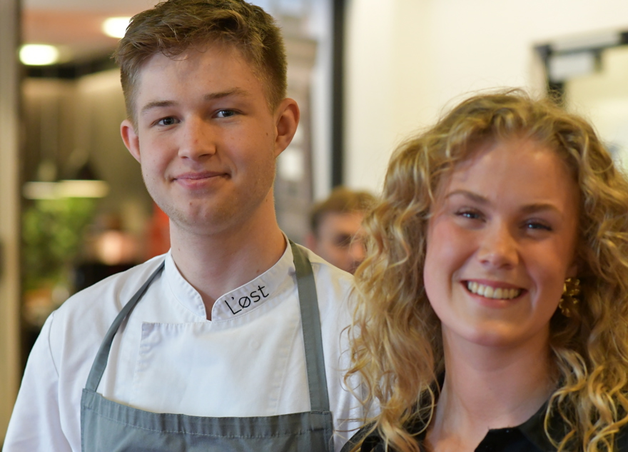 Ung kokkeelev og en tjener, som er ansat hos Scandic Århus
