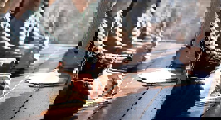 Personer sidder ved et bord og tager notater