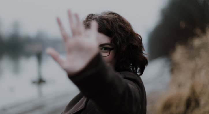 Kvinde holder hånden som et stopsignal